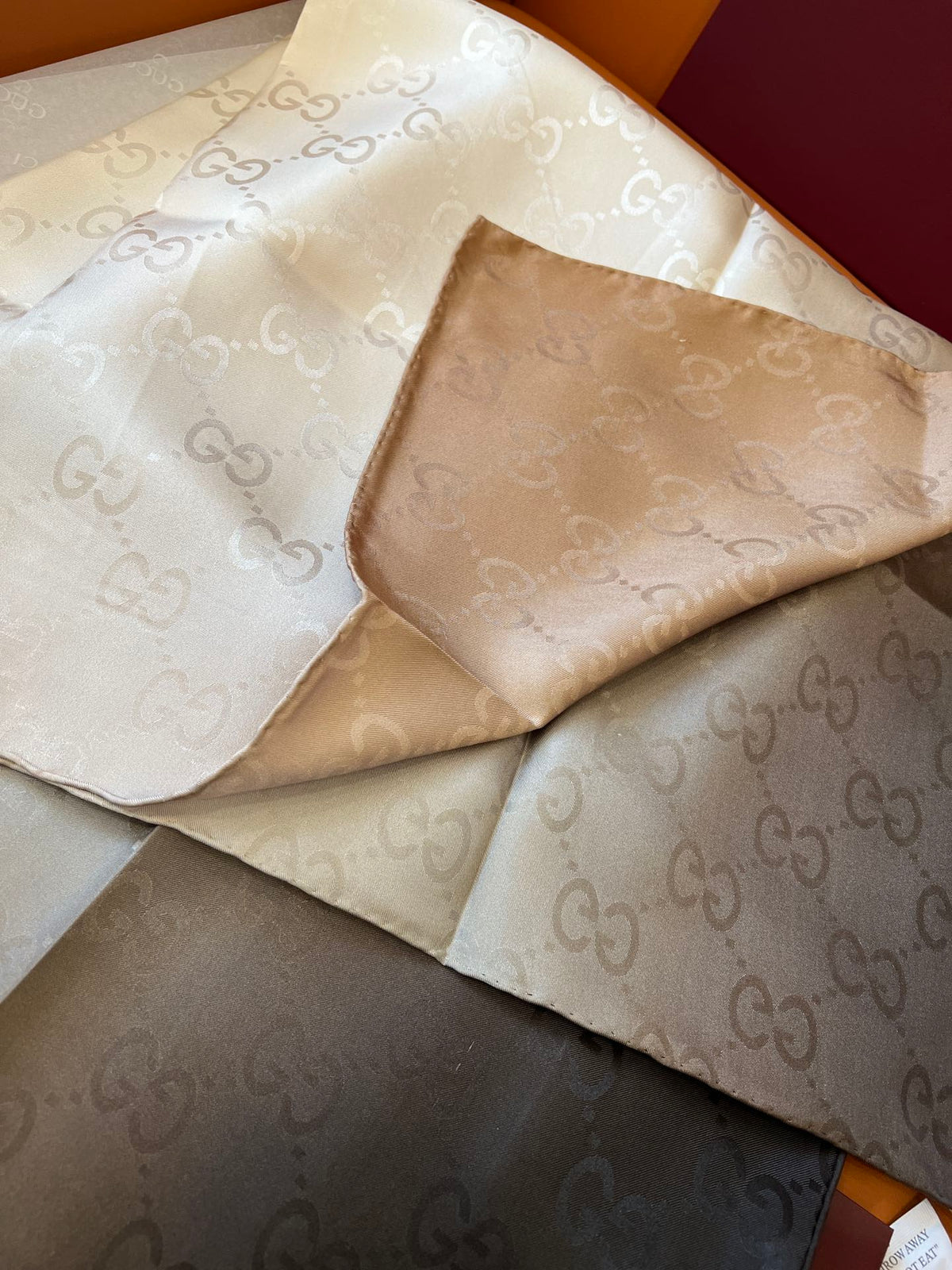 GUCCI 25S SCARF 90 IN SILK 600369