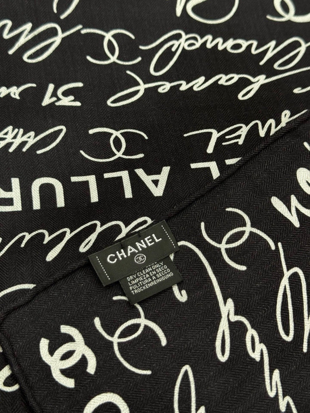 CHANEL 25S SCARF 135 CM IN CASHMERE SILK 943692