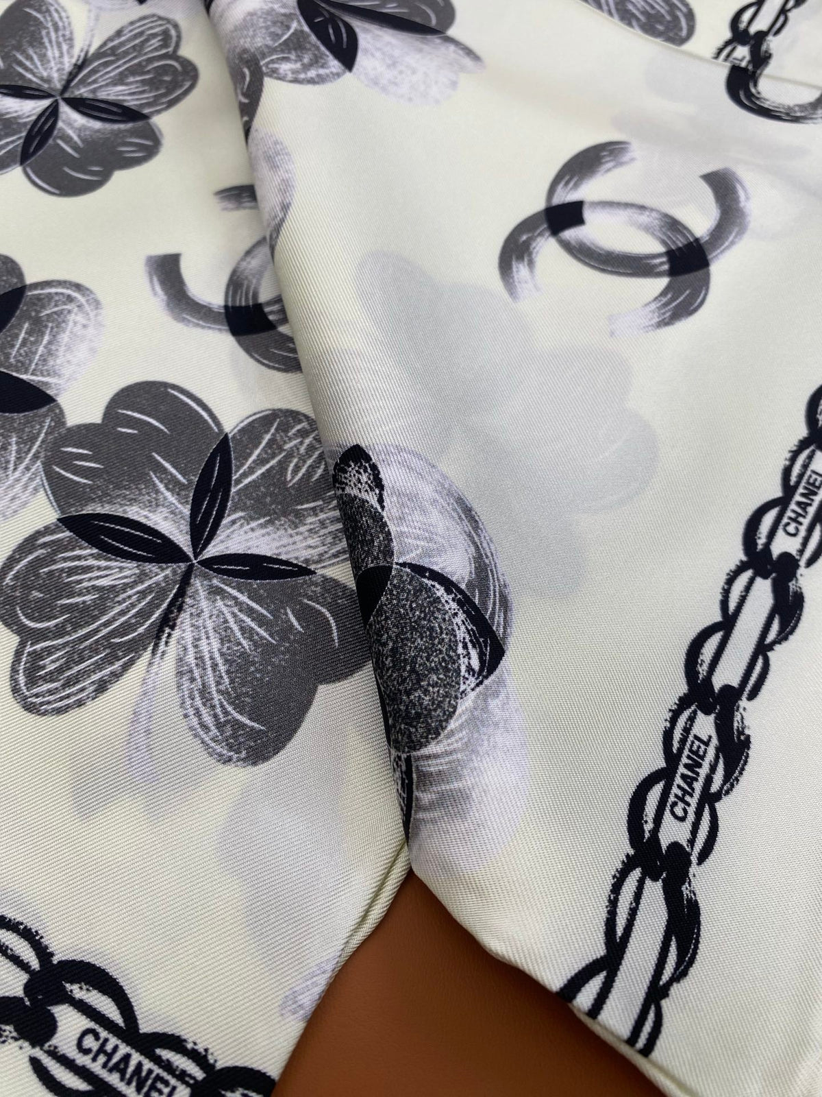 CHANEL 25S SCARF 90 IN SILK 703654