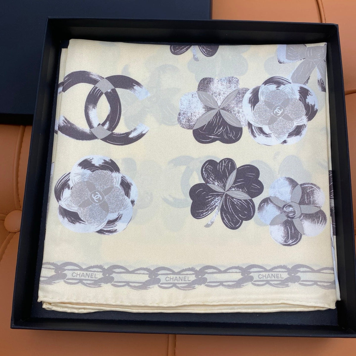 CHANEL 25S SCARF 90 IN SILK 703655