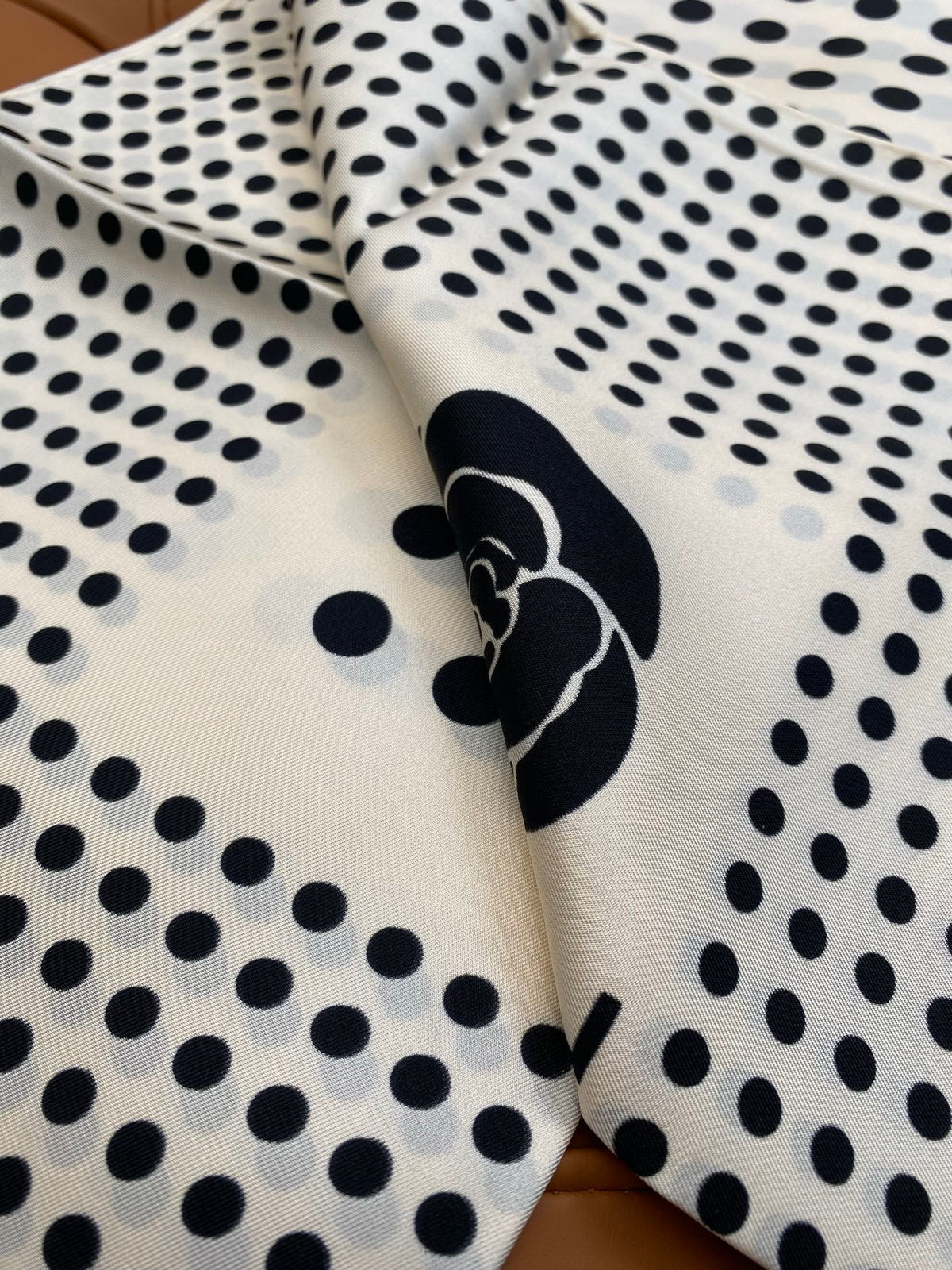 CHANEL 25S SCARF 90 IN SILK 703691