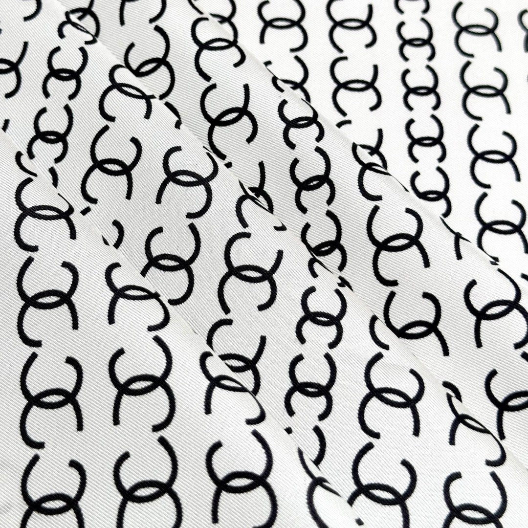 CHANEL 25S SCARF 90 IN SILK 732138